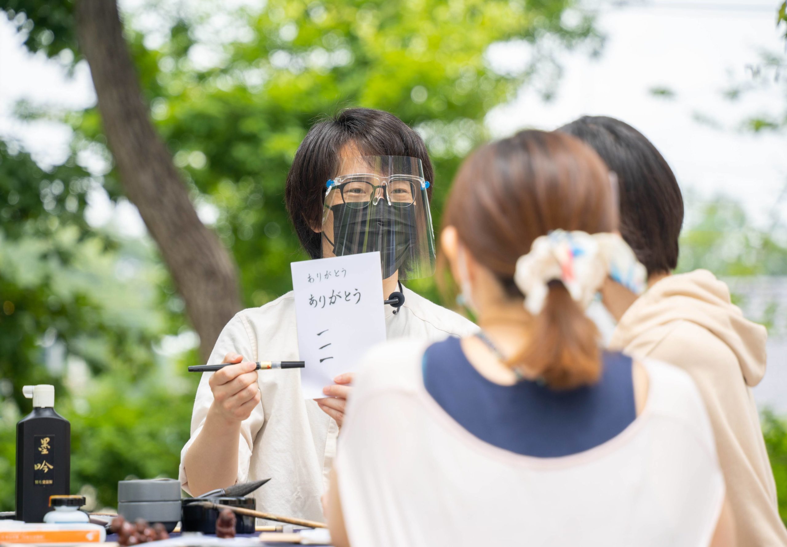 筆の表現について教えている様子　©書と茶